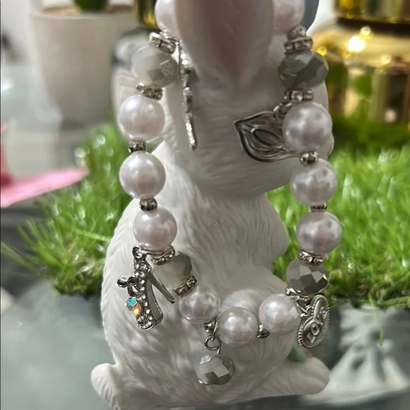 Elegant Silver and White Pearl Bracelet with Heart Charms - Picture 3 of 4